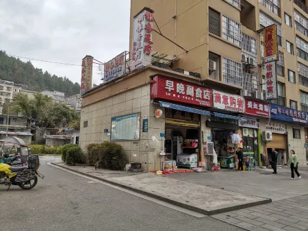 Wuchuan Xingyuan Apartment Отели в г. Вучуань