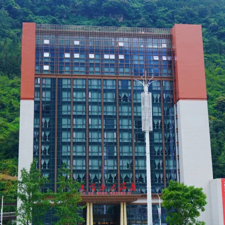 Baoxing Jiajinshan Hotel