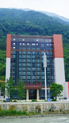 Baoxing Jiajinshan Hotel