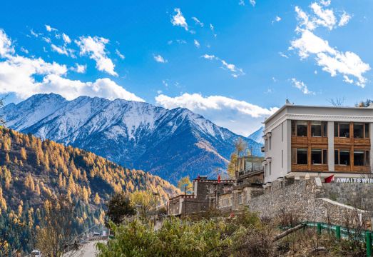 四姑娘山等风来雪山民宿（长坪沟景区长青山寨观景平台店）外景图