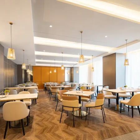 Home Inn Selected Hotel (Harbin Station Metro Branch) Отели рядом с достопримечательностью «Железнодорожный вокзал Харбин»
