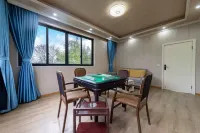 Lanju Mountain and Sea Homestay (Bifeng Gorge Scenic Area)