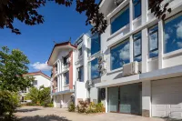 日照金山古云別院民宿 麗江體育中心綜合館附近的飯店