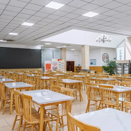 Lan'ou Hotel (Dadi Zhongyang Plaza Branch, Unity East Street, Kuitun City)
