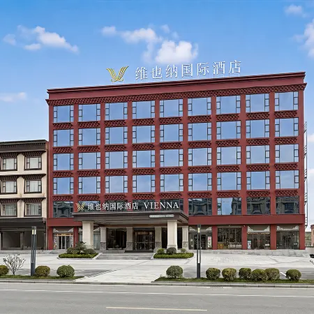 Vienna International Hotel (Ganzi Litang National Highway 318)