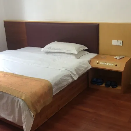 Lingchuan Caiyun Hotel (Guilin High Speed Railway North Station)