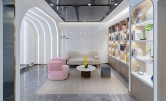 Xi'an Xingqinggong Jiaotong University Subway Station Atour Light Hotel