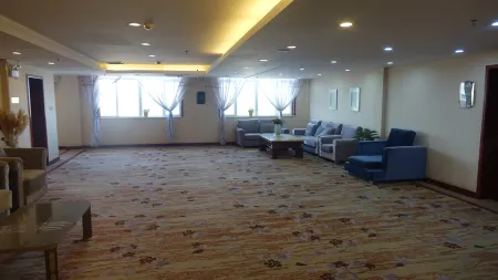 Jimsar Colorful Garden Grand Hotel Отели рядом с достопримечательностью «Kalamaili Nature Reserve»