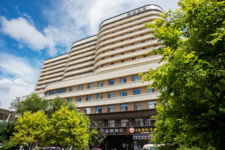 Starway Hotel (Changchun Railway Station) Отели рядом с достопримечательностью «Jilin Teachers' Institute of Engineering & Technology (Kaixuan Road)»