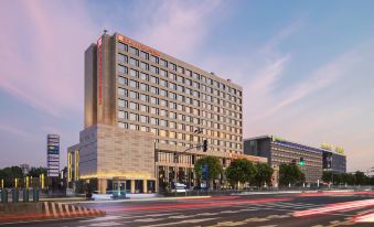 A large building with an outside view is located on the top floor at Hilton Garden Inn Shanghai Hongqiao NECC
