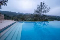 Erzhuo Valley, Furong Town · Dieyunjian Hotel a Guzhang