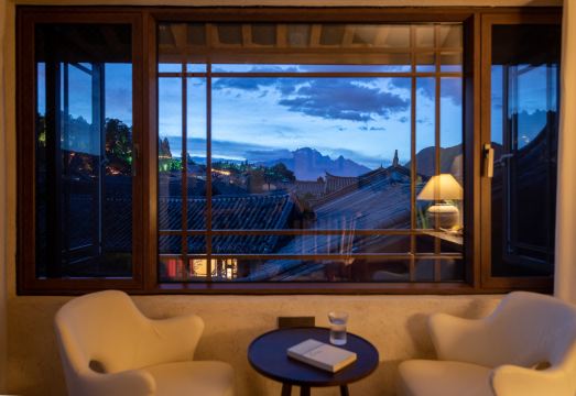 Courtyard Snow Mountain Scenic Home stay (the Old Town of Lijiang Mufu Store) over view