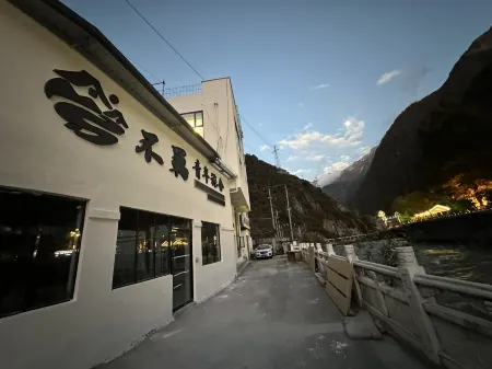 Unrestrained Youth Hostel Отели в г. Кандин