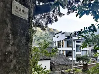 Wuyuan · Lingshangqi Homestay | The Wild Story of Silver Pheasants and Ancient Chinese Firs Hotels near Chapingtan