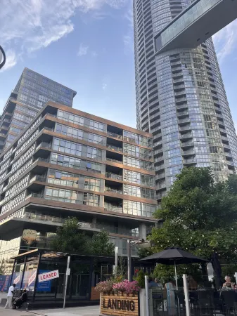 Breathtaking Toronto Waterfront 1+1 2BR | CN Tower, Lake & City Sunset Perfection Отели рядом с достопримечательностью «Библиотека Торонто Паблик Лайбрари - Торонто Референс»