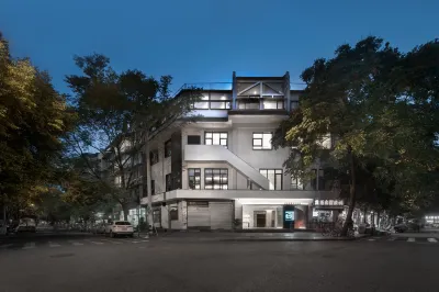 Kinmirai Gallery Hostel（Chunxi Road Taiguli store） فنادق في 