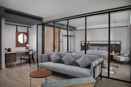 Shanghai Hongqiao National Exhibition and Convention Center Tongpai Hotel