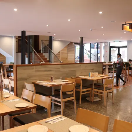 Ela Beach Hotel & Apartments Отели рядом с достопримечательностью «Заповедник Порт-Морсби»