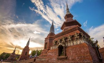 Q+ Xishuangbanna Yulin Lanshan Wangjiang Resort Hotel (Gaozhuang Starlight Night Market)