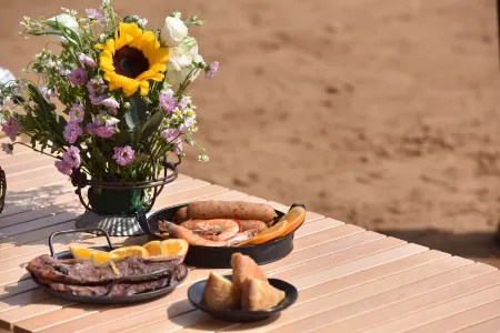 Zhongwei  Nomad Time Desert Camp Homestay Отели рядом с достопримечательностью «Desert Escalator»