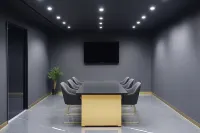 Yinhu E-Sports Hotel (Haikou East Railway Station Nanbei Fruit Wholesale Market)