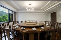 Zhiying · Stream Trekking Family Vacation Apartment