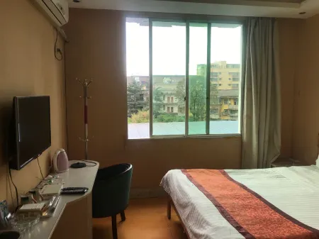 Hongfeng Hotel Отели рядом с достопримечательностью «Sichuan College of Culture and Art (Qiu Campus)»