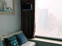 武汉虹界新月服务式公寓 - 落地窗景观大床房