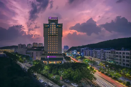 Excemon Ruian Sunshine Hotel Отели рядом с достопримечательностью «CPC Rui'an Committee Party School»