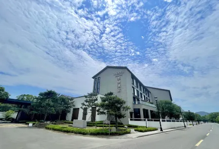 Mochi Hotel Ningbo Fenghua Xikou Отели рядом с достопримечательностью «Sanyintan (The Three Hidden Pools)»