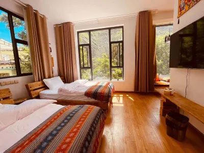 DINGQINGKANGZHU Hotls Hotels near Deqen Bus Station