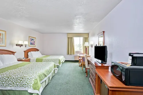 Days Inn & Suites by Wyndham Fullerton Các khách sạn ở Brea