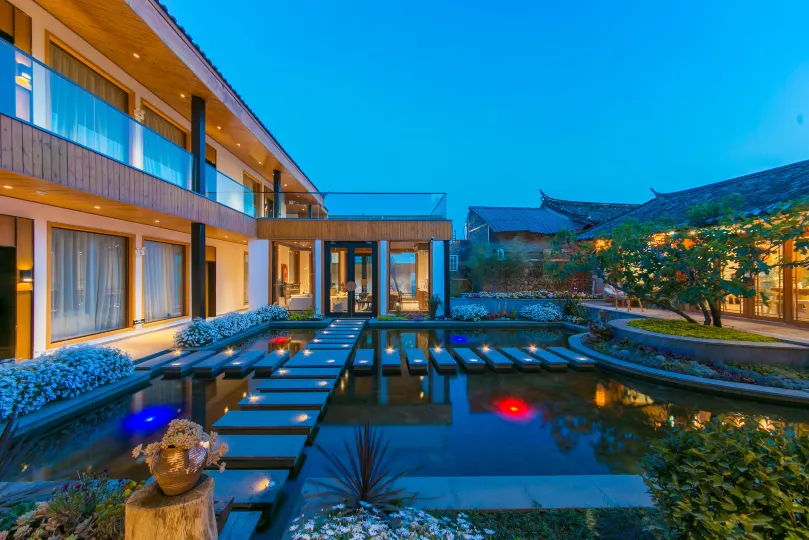 Lijiang Yueyangli garden Swimming Pool designer's home stay