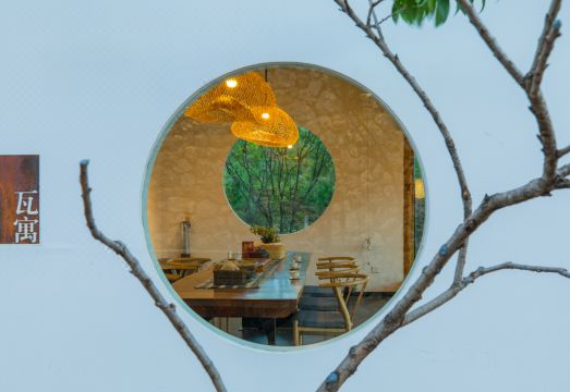 아름다운 설산 풍경을 배경으로 한 호텔 전경