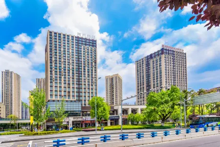 Lavande Hotel (Chongqing West Railway Station Baguocheng) Отели рядом с достопримечательностью «Huayan Temple»