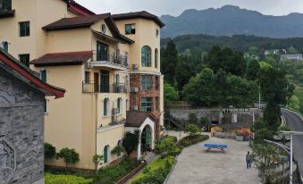 Yilong First Hospital Hotel