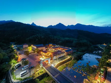 Spring Breeze Cabin Hotel Отели в г. Цинъянь