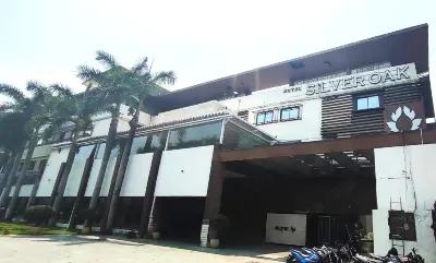 銀橡樹飯店 Pendra Road Railway Station附近的飯店