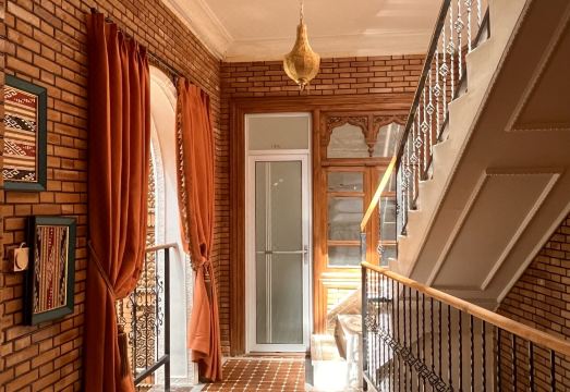 CAMEL SHADOW IN WEST의 서양적 인테리어