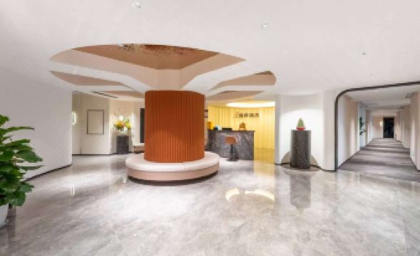 Diejian Hotel (Lianglukou Crown Escalator Branch)