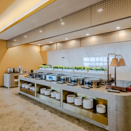 Miomi Family Hotel & Sea View (May 4th Square Mixc HaiYi Branch)