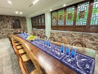 Xingyi Qiangu Jiuye Bed and Breakfast (Fenglin Buyi Scenic Area Branch)