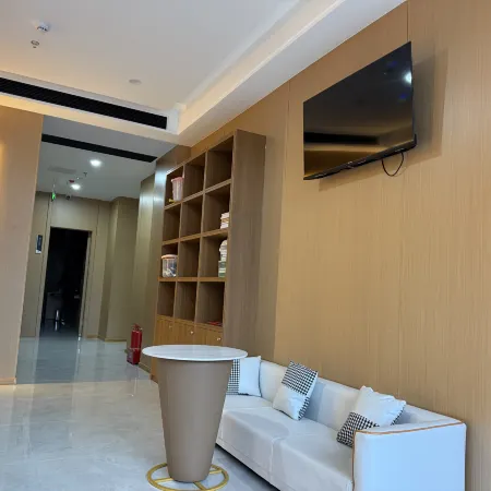 Home Inn UP Huayi Select Hotel (Jinzhong Lingshi Wang Family Courtyard)