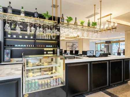 Xana Deluxe Hotel (Shenzhen International Trade metro station store) Отели рядом со станцией Shenzhen East Railway Station