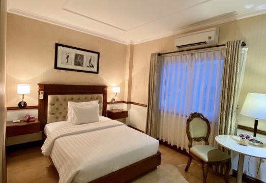 센트럴 호텔의 아름다운 옥상 수영장 전경