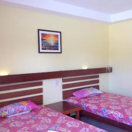 Greenfields Tourist Inn Отели рядом с достопримечательностью «Пляж Думалуан»