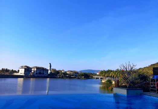 Holiday Inn & Suites Sanya Yalong Bay Hotel Overview