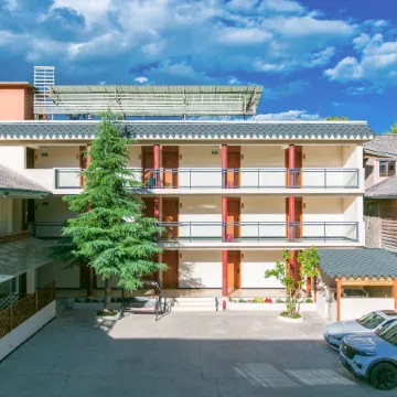 Lakeside Courtyard Hotel