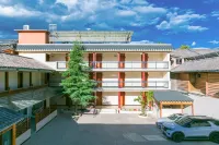 Lakeside Courtyard Hotel