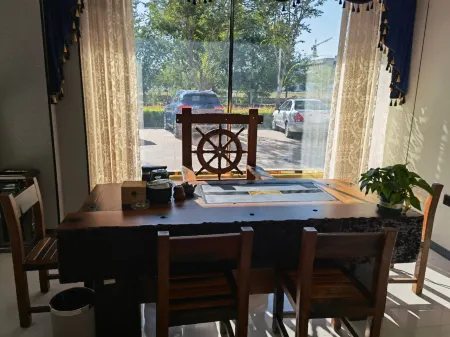 Xinhua Theme Hotel Отели рядом с достопримечательностью «Qinggeli Wolf Mountain Scenic Area»